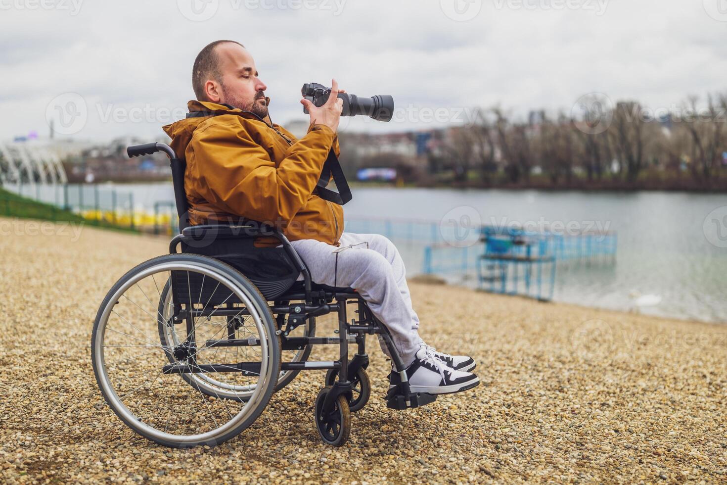 paraplégique handicapé homme dans fauteuil roulant est photographier Extérieur. photo