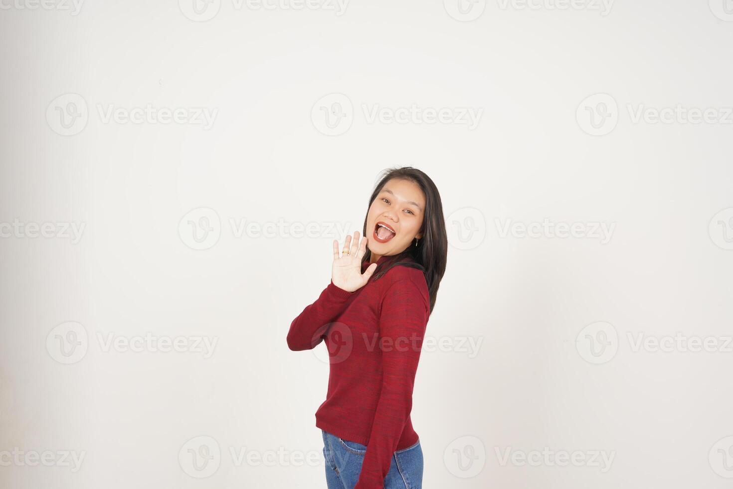 Jeune asiatique femme dans rouge T-shirt salut salutation geste isolé sur blanc Contexte photo