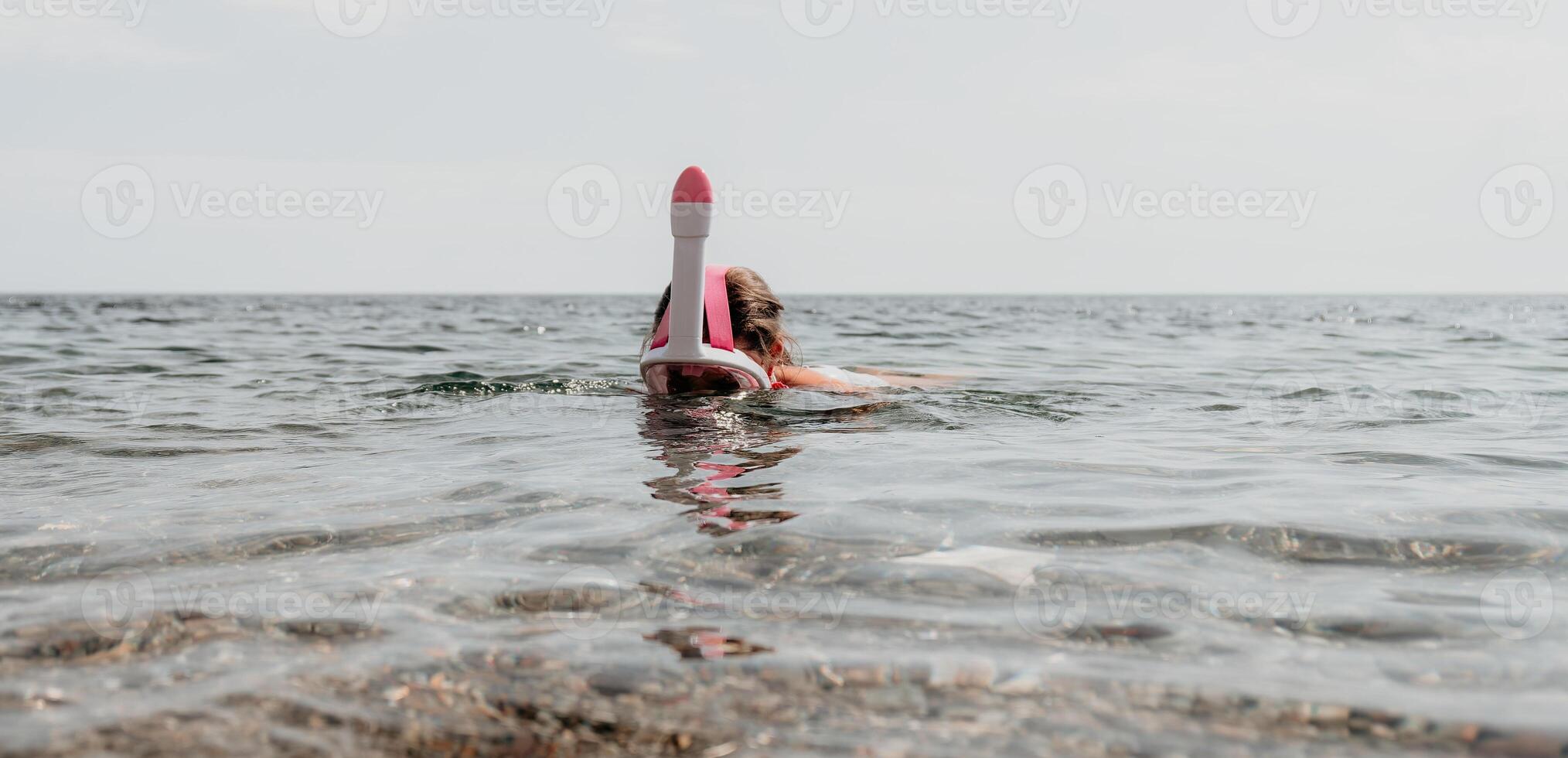 Jeune content femme dans blanc bikini et portant rose masque obtient prêt pour mer plongée en apnée. positif souriant femme relaxant et profiter l'eau Activités avec famille été Voyage vacances vacances sur mer. photo