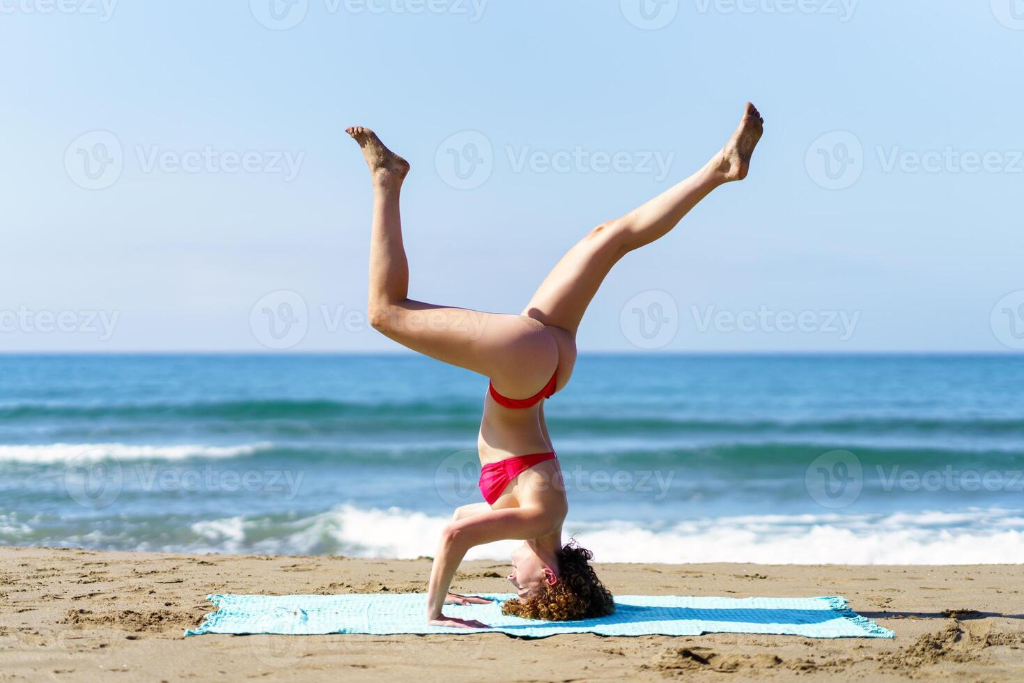svelte Dame performant yoga sur littoral photo