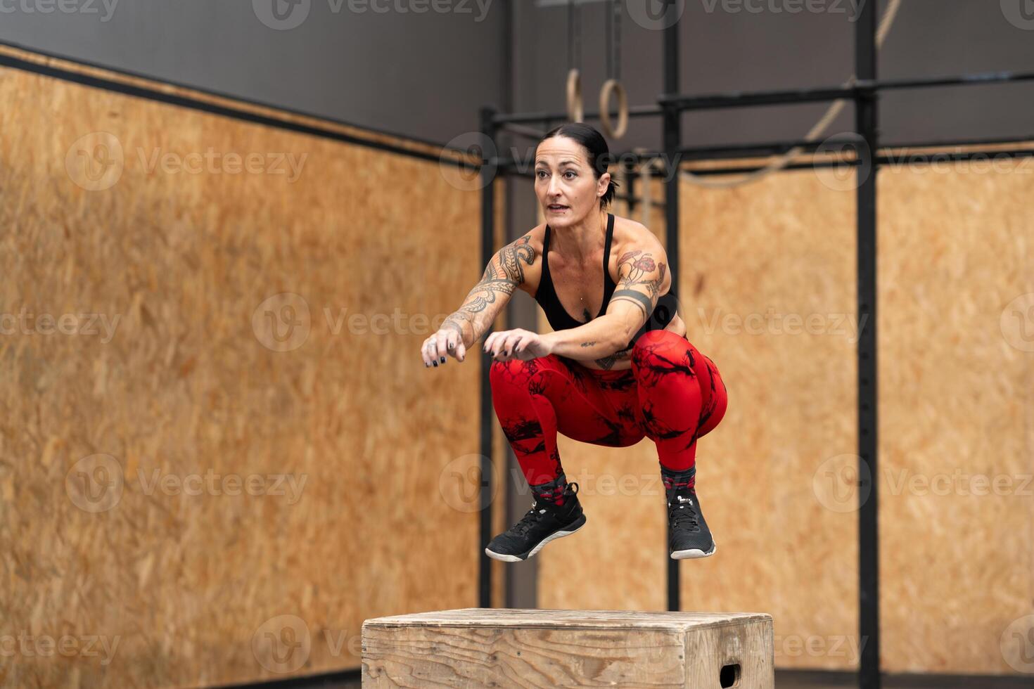 fort sportif femme sauter dans boîte dans une Gym photo