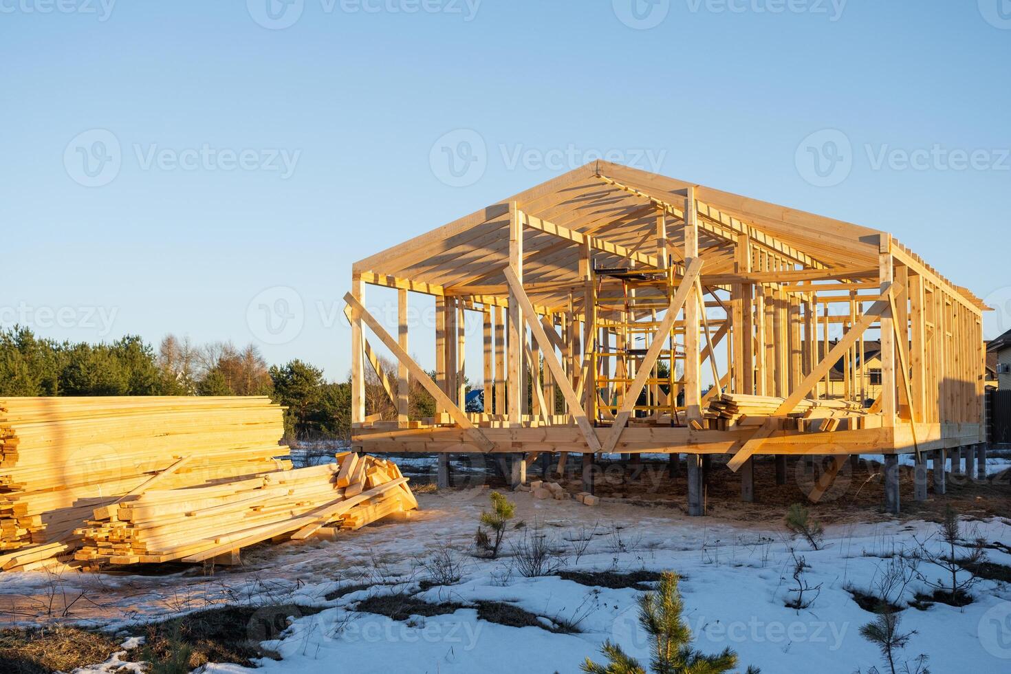 construction de une en bois Cadre maison - Cadre de le fondation, des murs, toit sur échasses est une construction placer, le processus de bâtiment une Cadre photo