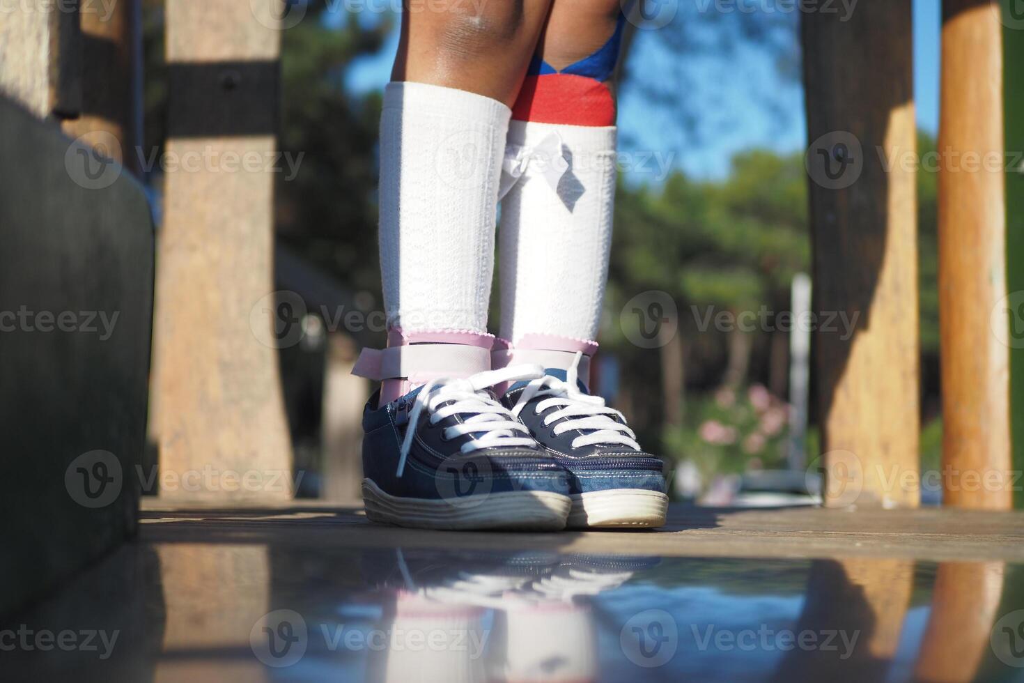 handicap de paralysie cérébrale chez l'enfant, orthèse de jambes. photo