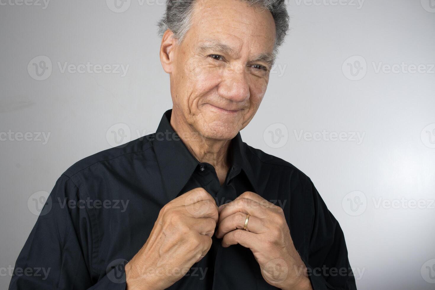 mature Sénior homme boutonnage en haut le sien chemise tandis que avoir robe pour travail photo