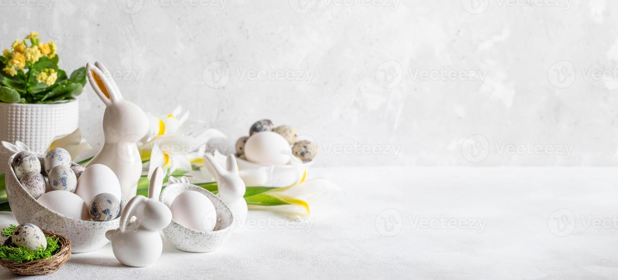 élégant vacances blanc bannière avec traditionnel Pâques décorations et des œufs. copie espace. photo