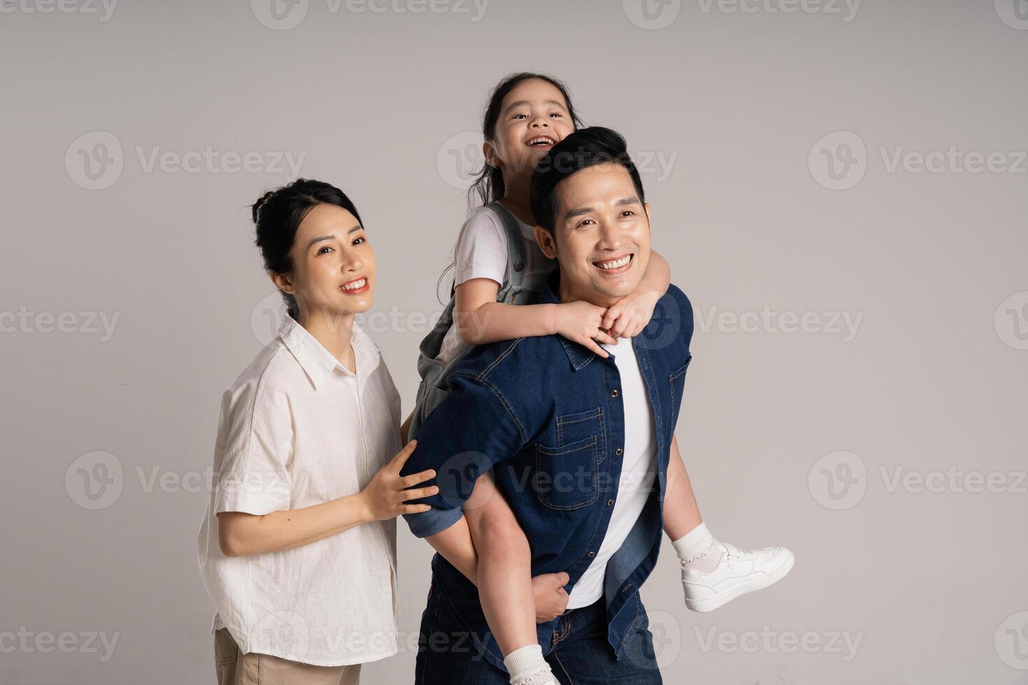 asiatique famille portrait posant sur blanc Contexte photo