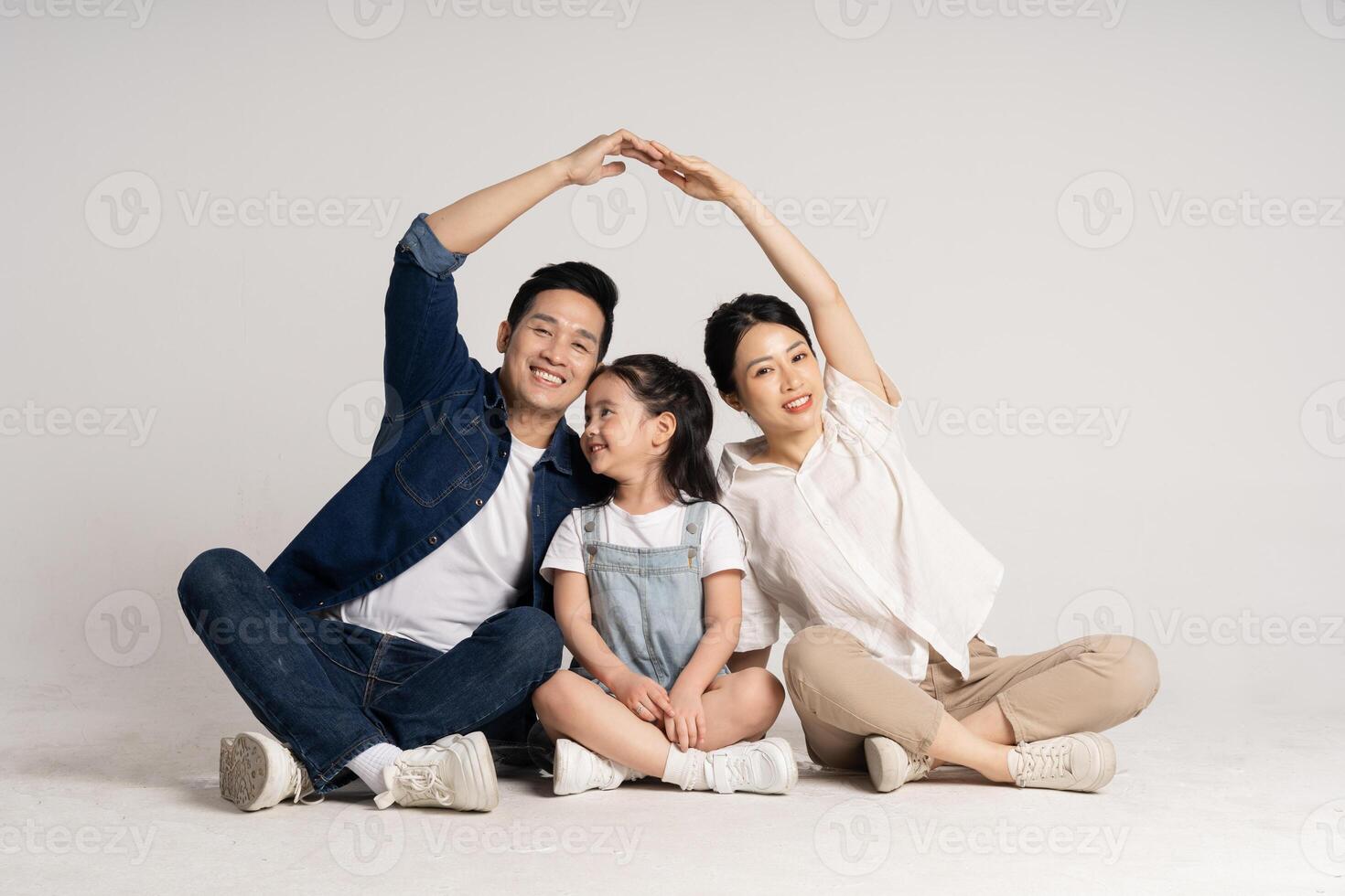 asiatique famille portrait posant sur blanc Contexte photo