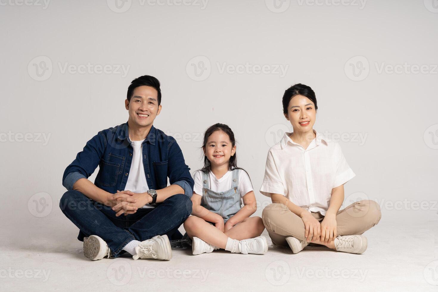 asiatique famille portrait posant sur blanc Contexte photo