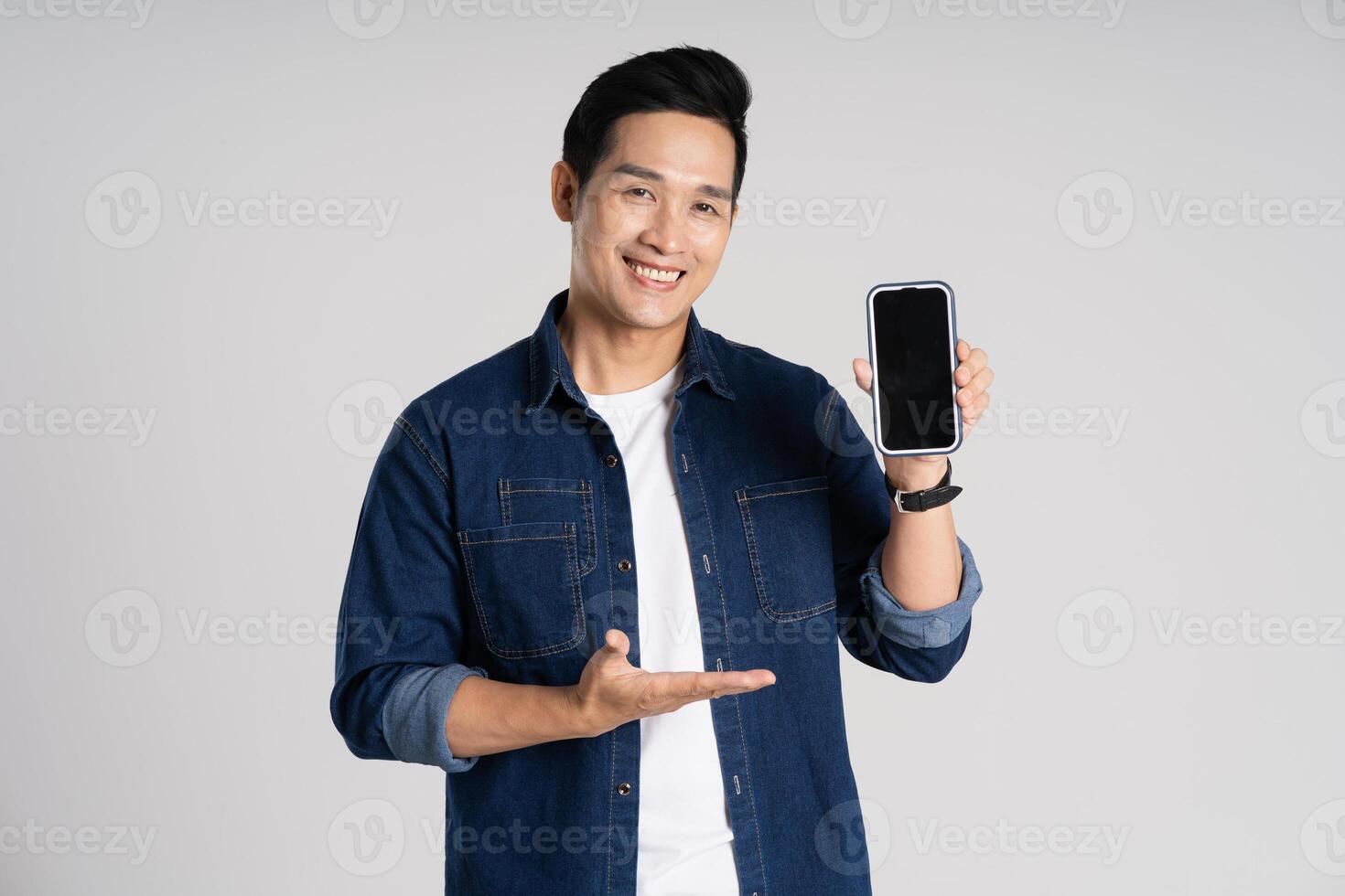 portrait de asiatique homme posant sur blanc Contexte photo