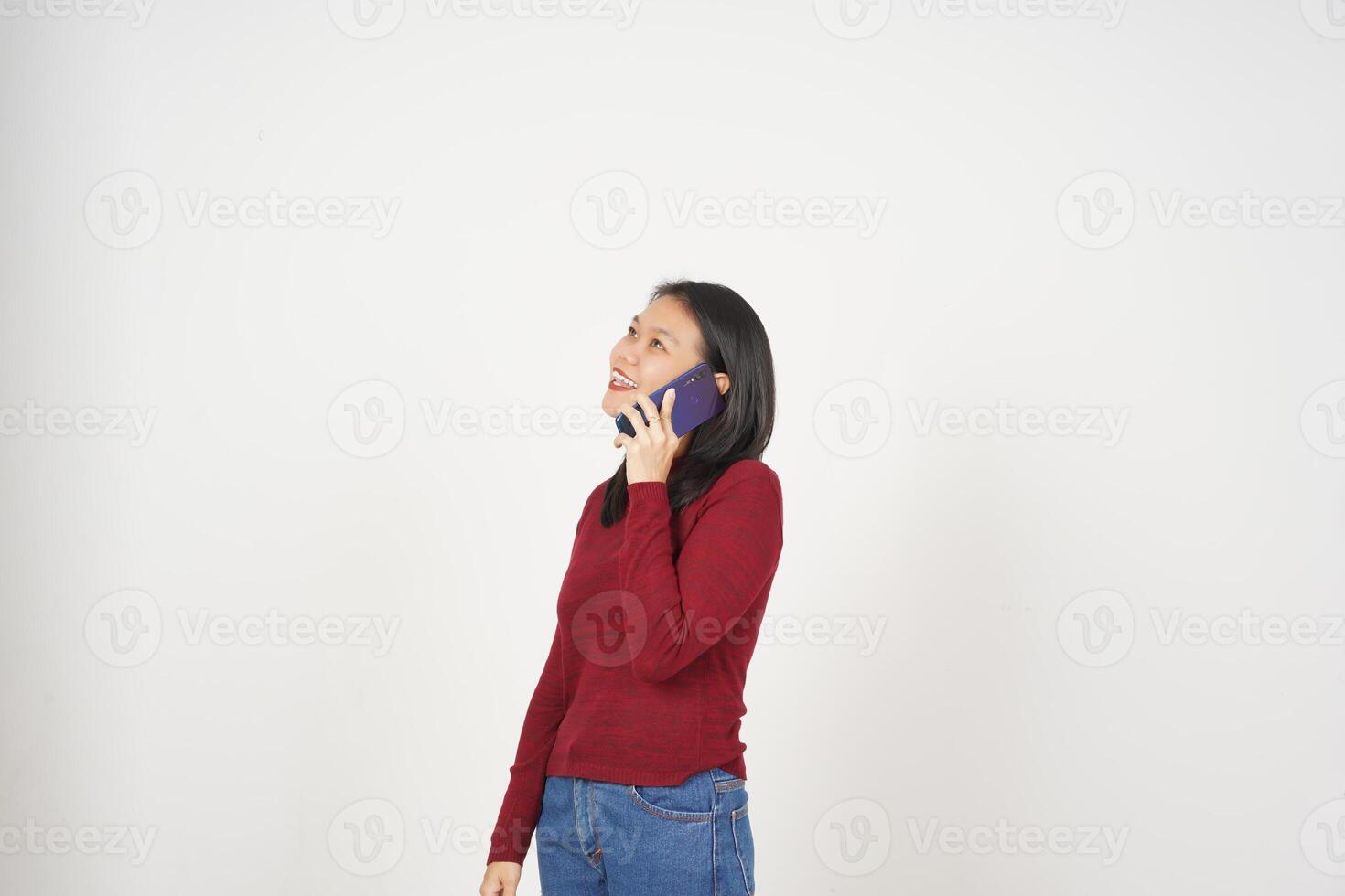 Jeune asiatique femme dans rouge T-shirt faire une téléphone appel avec téléphone intelligent isolé sur blanc Contexte photo
