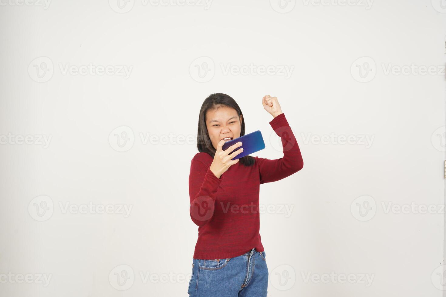 Jeune asiatique femme dans rouge T-shirt en jouant mobile Jeu sur téléphone intelligent isolé sur blanc Contexte photo