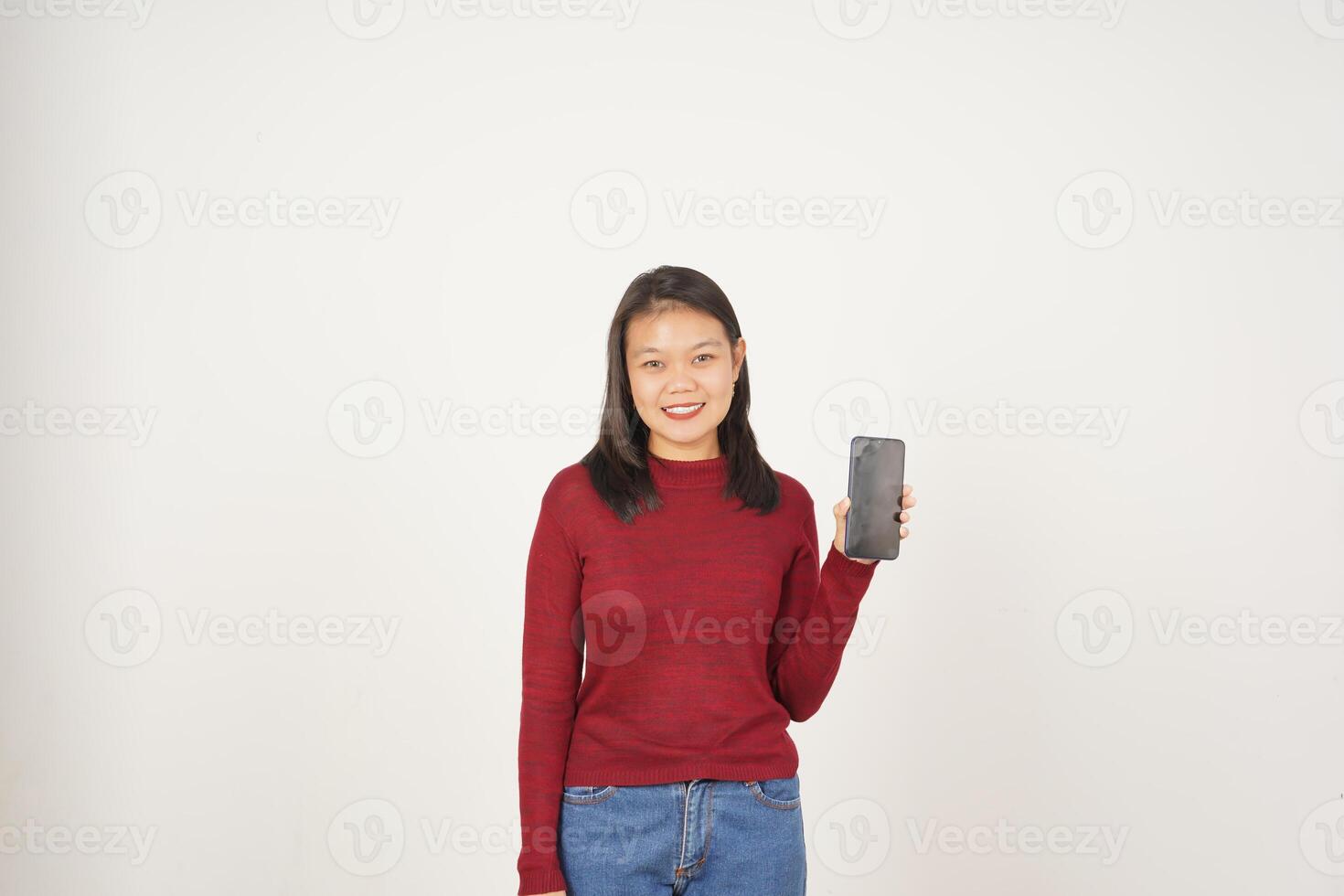 Jeune asiatique femme dans rouge T-shirt souriant et montrant Vide écran isolé sur blanc Contexte photo