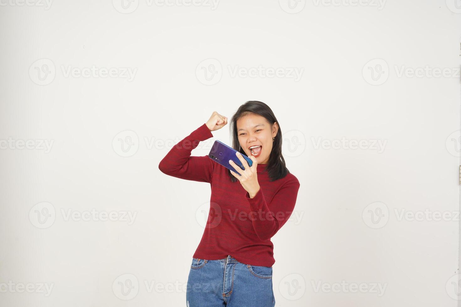 Jeune asiatique femme dans rouge T-shirt en jouant mobile Jeu sur téléphone intelligent isolé sur blanc Contexte photo