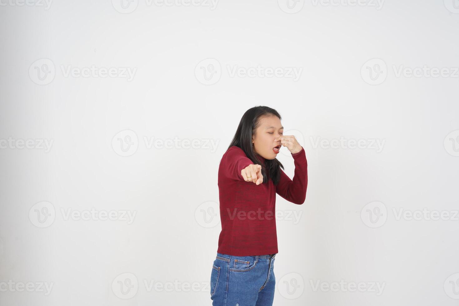 Jeune asiatique femme dans rouge T-shirt odeur quelque chose puant et répugnant isolé sur blanc Contexte photo