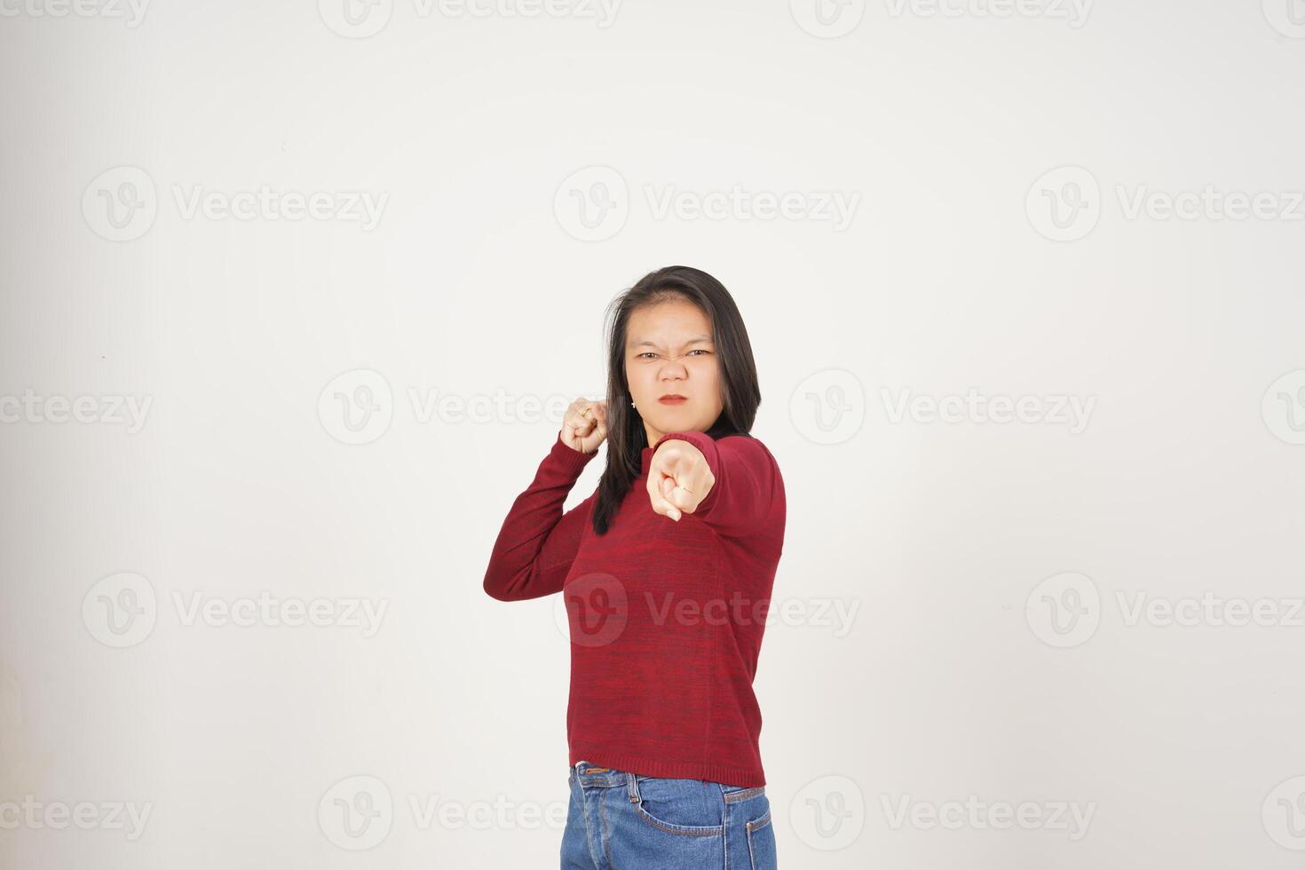 Jeune asiatique femme dans rouge T-shirt montrer du doigt à vous avec en colère geste isolé sur blanc Contexte photo