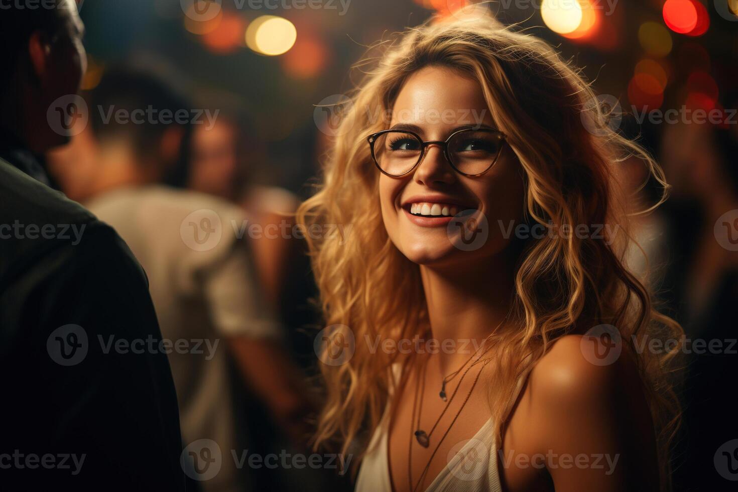 ai généré content jolie Jeune femme dans boîte de nuit dans foule de gens à la musique faire la fête. souriant caucasien femelle étudiant portant des lunettes et T-shirt dans club photo