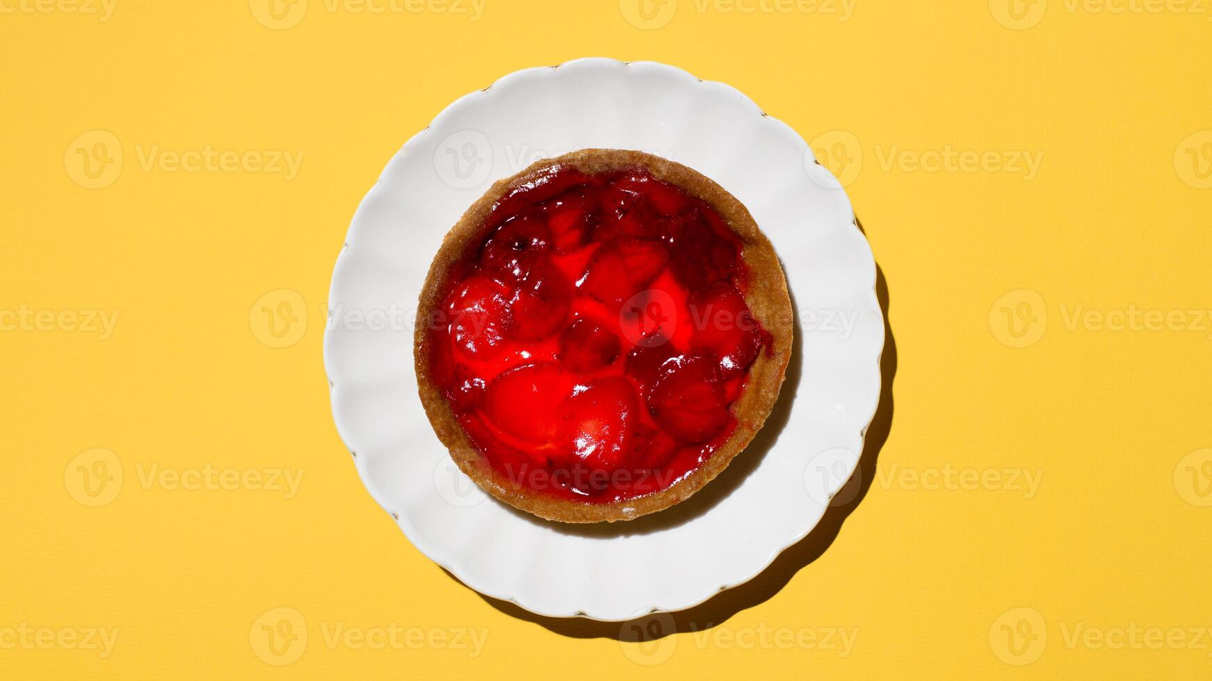 cheesecake avec des fraises sur une plaque, lumière Jaune Contexte. Haut voir, plat poser, copie espace photo