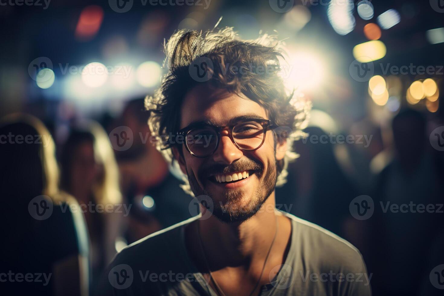 ai généré de bonne humeur homme à concert, souriant Beau gars avec des lunettes à la musique Festival à nuit à la recherche à caméra photo