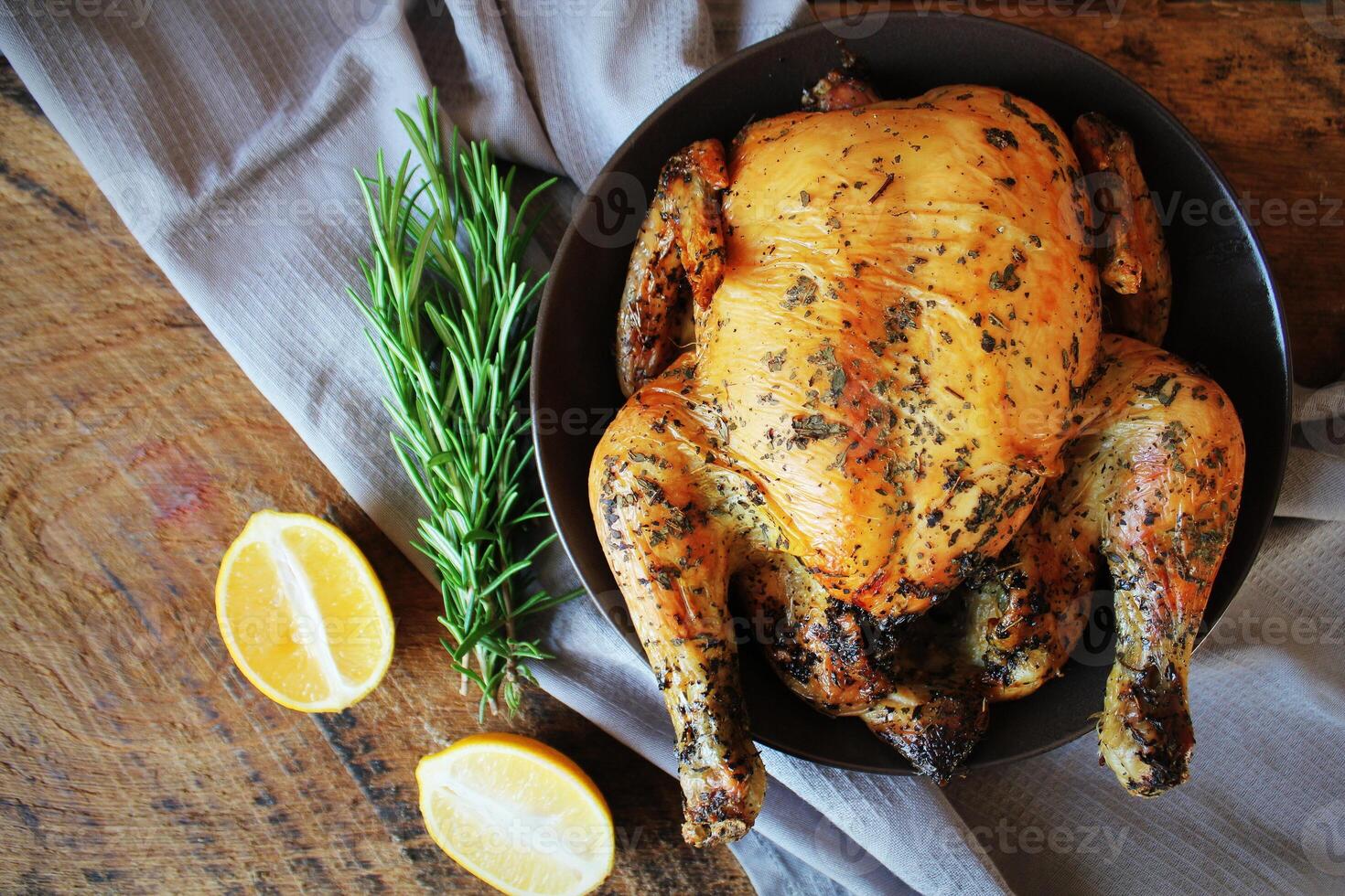 rôti entier poulet ou dinde pour fête et vacances. Noël, action de grâces, Nouveau années veille dîner photo