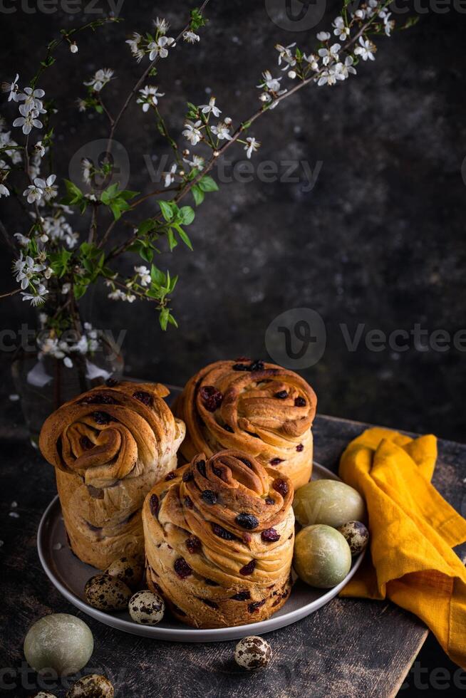 Pâques gâteau cruffin avec raisins secs et canneberge photo