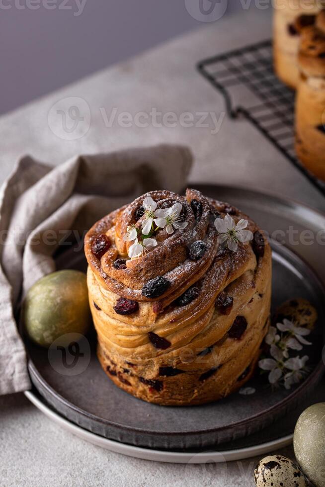 Pâques gâteau cruffin avec raisins secs et canneberge photo