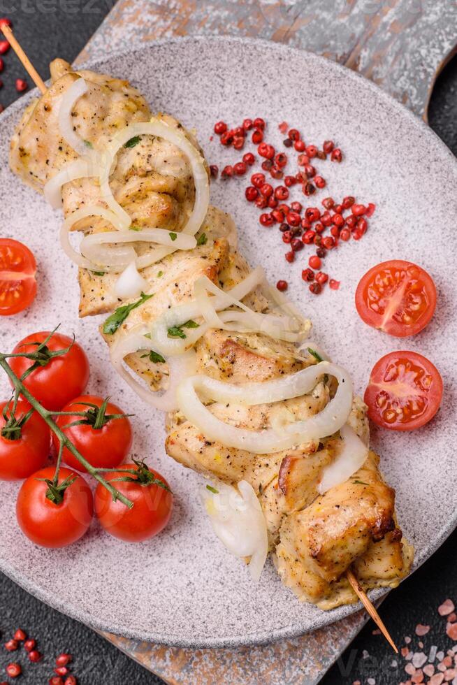 délicieux Frais poulet Viande kebab avec sel, épices et herbes photo