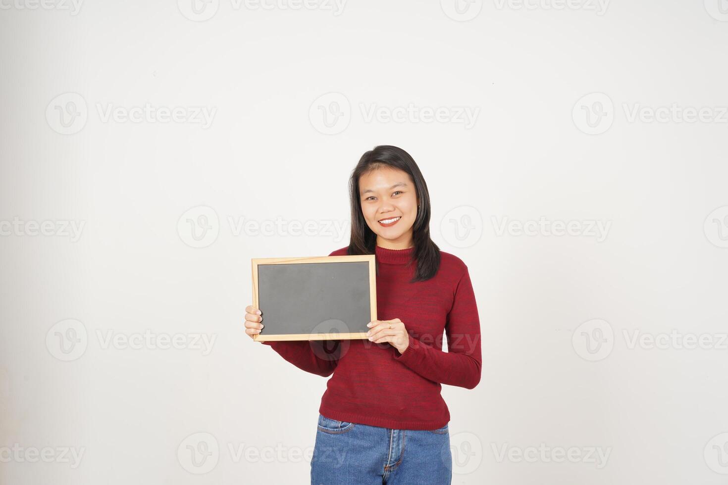 Jeune asiatique femme dans rouge T-shirt montrant et en portant noir ou craie planche signe isolé sur blanc Contexte photo