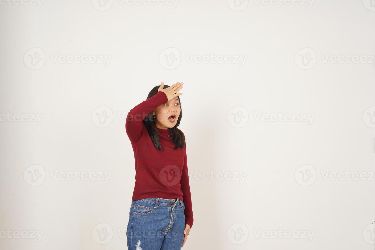 Jeune asiatique femme dans rouge T-shirt main sur diriger, oublier quelque chose geste isolé sur blanc Contexte photo