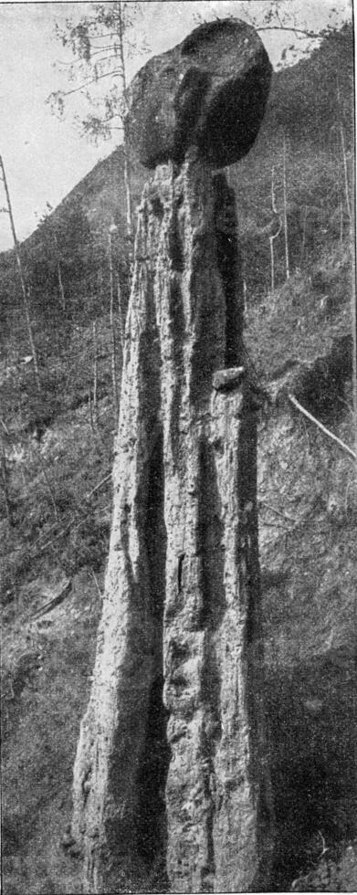 Terre pyramides de déchiré près bozen, ancien gravure. photo