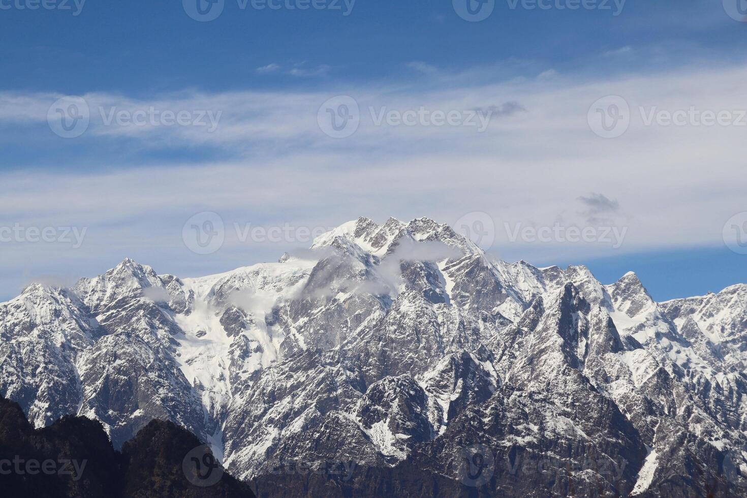 très magnifique vue de le enneigé montagnes dans auli ukkarakhand Inde photo