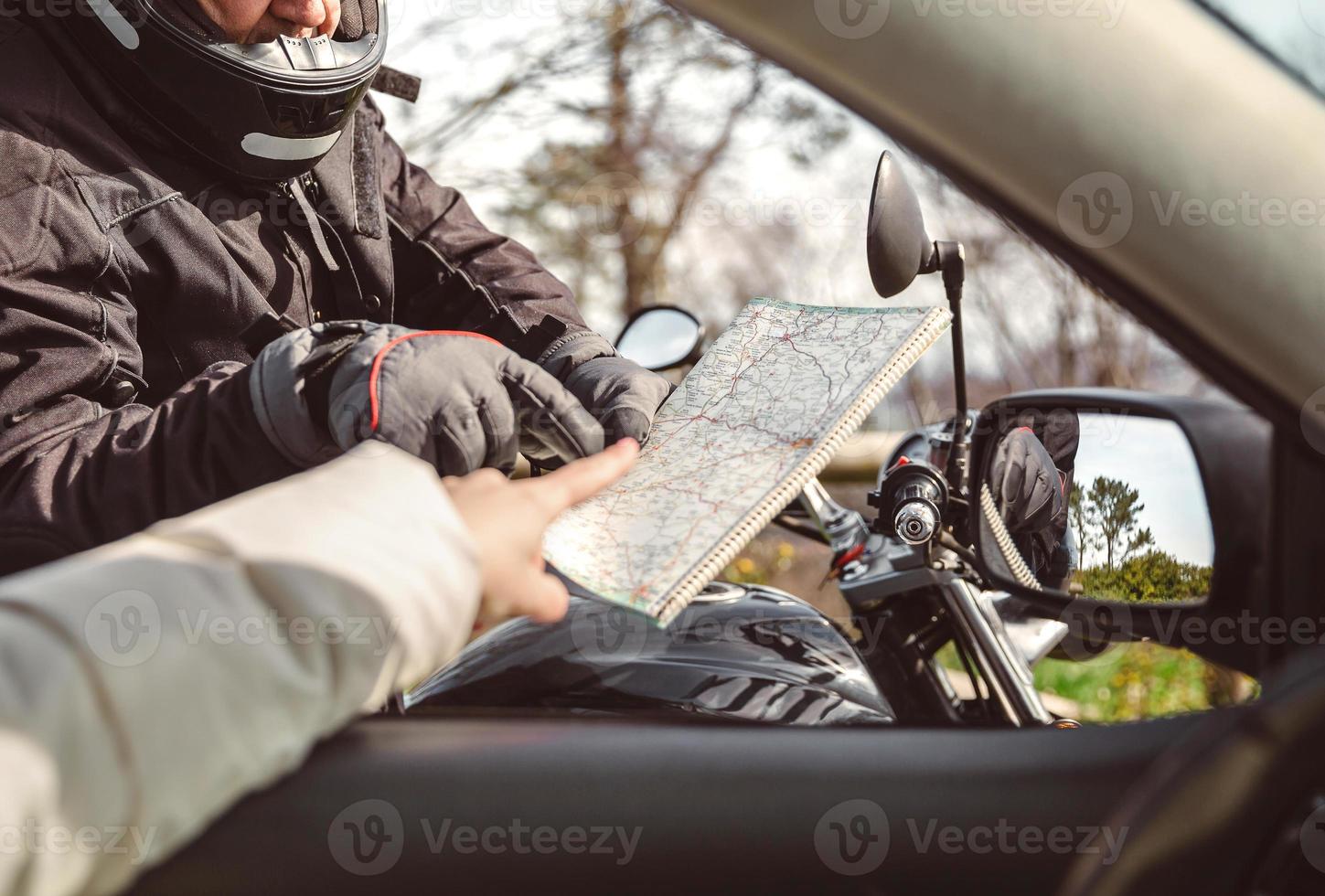 motocycliste demandant la direction de la carte photo