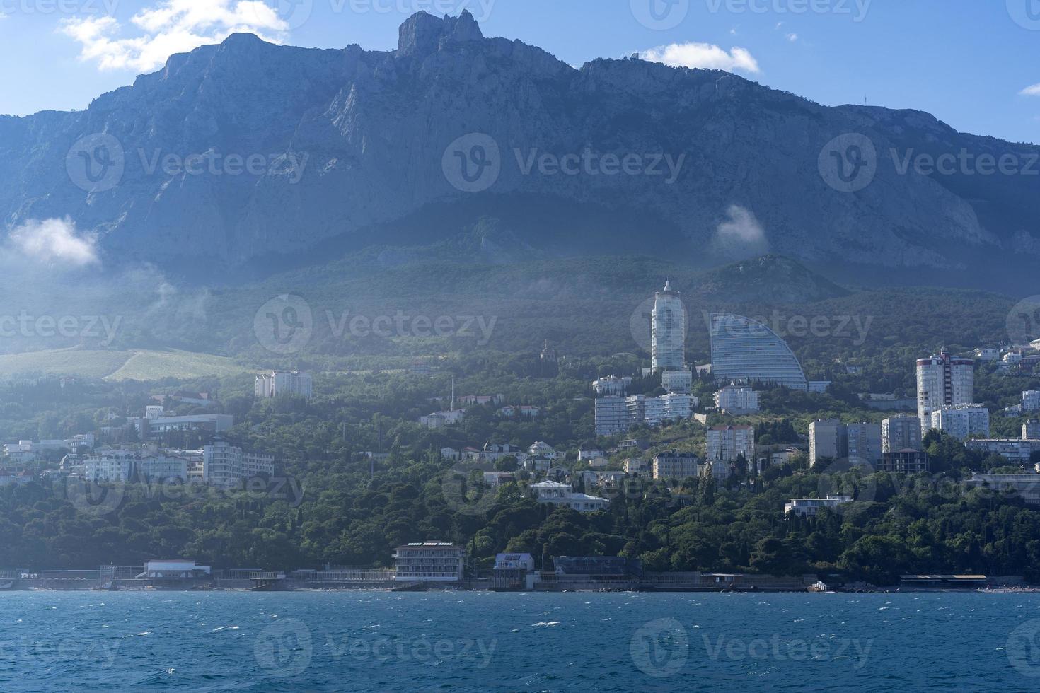 paysage marin avec vue sur la côte de yalta, crimée photo