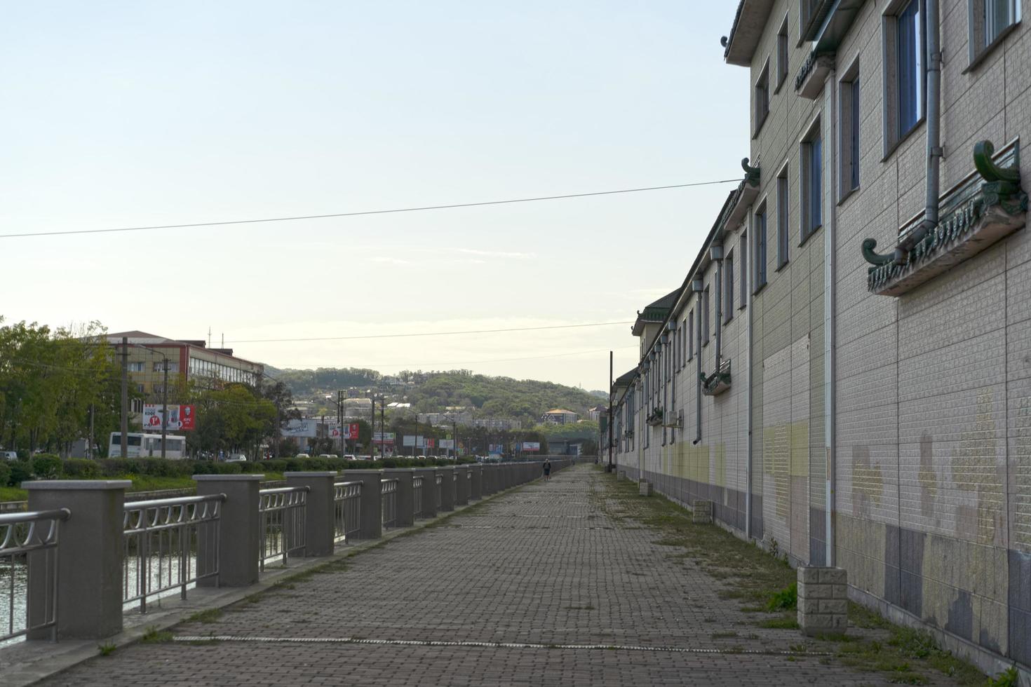 Nakhodka, russie - 26 septembre 2020-paysage urbain avec vue sur les quais. photo