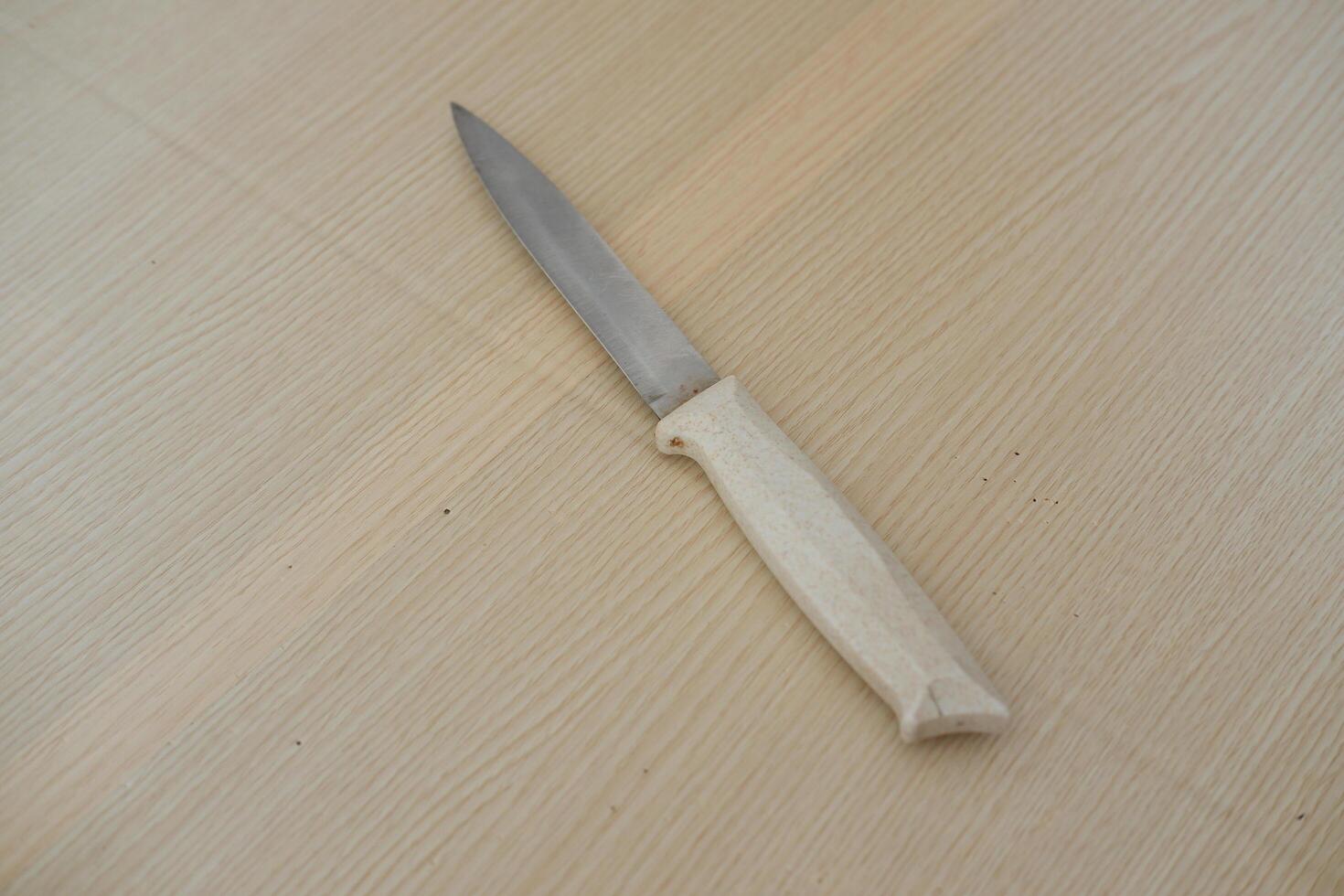 cuisine couteau sur une en bois tableau. cuisine ustensiles. photo