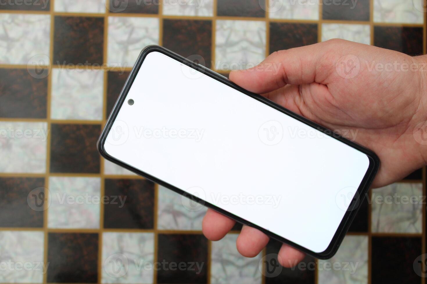 Masculin main en portant téléphone avec blanc écran photo