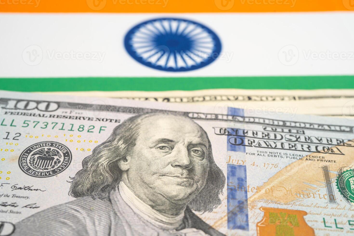 nous dollar billets de banque sur Inde drapeau arrière-plan, affaires et finance. photo