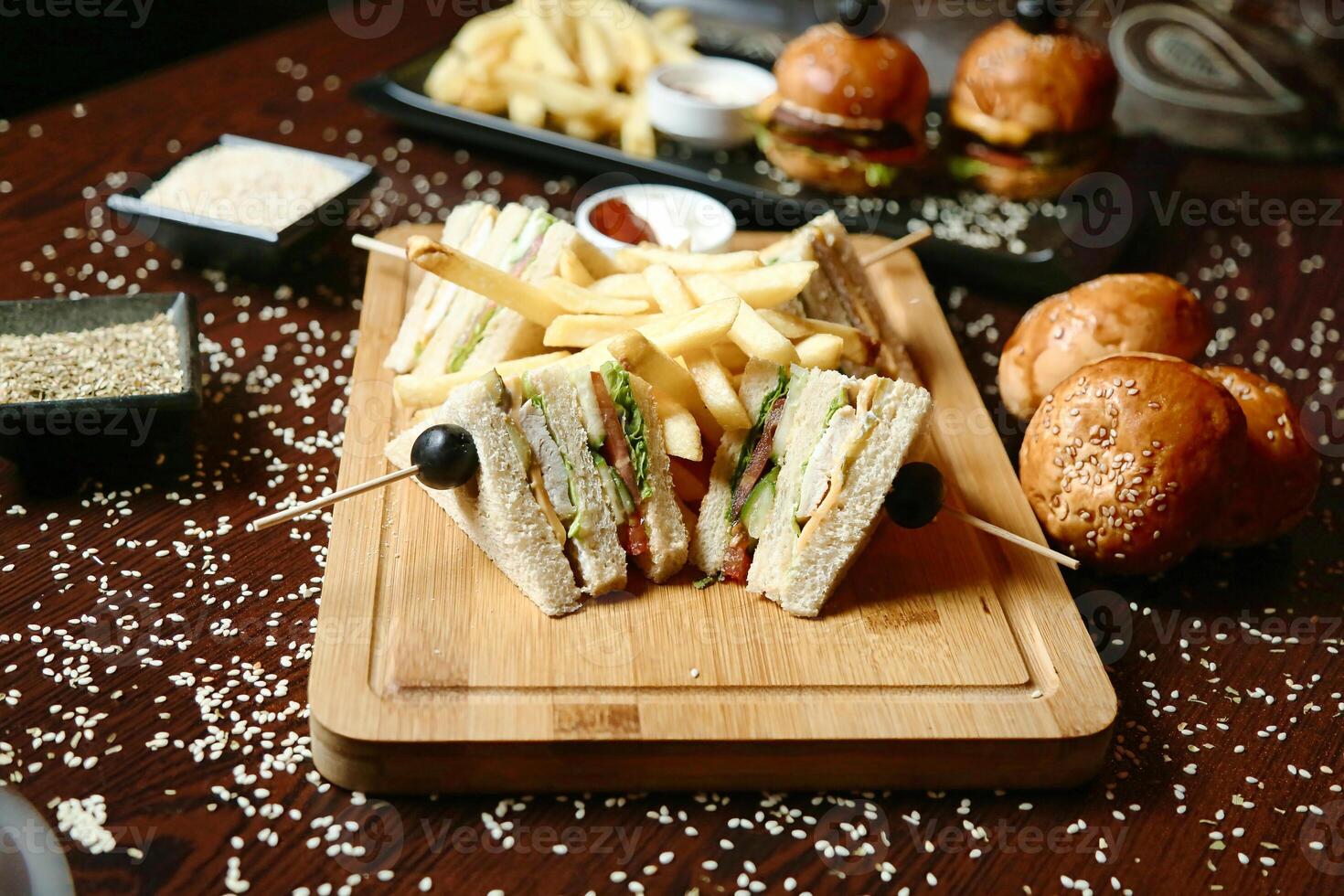 en bois Coupe planche avec moitié sandwich et français frites photo