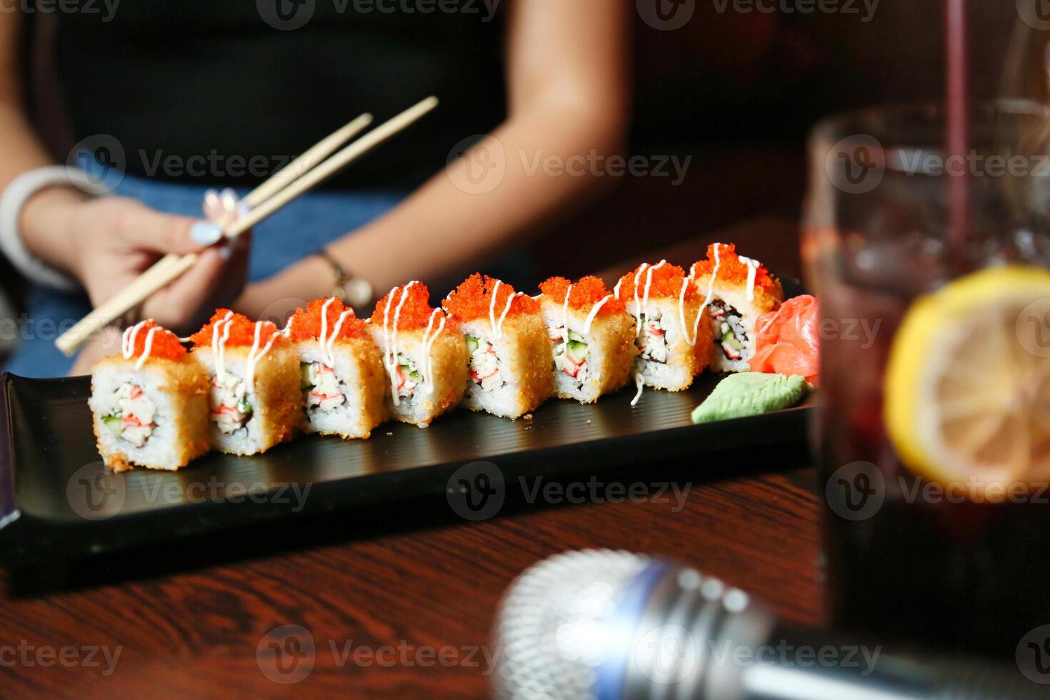 Frais Sushi et baguettes sur en bois table photo