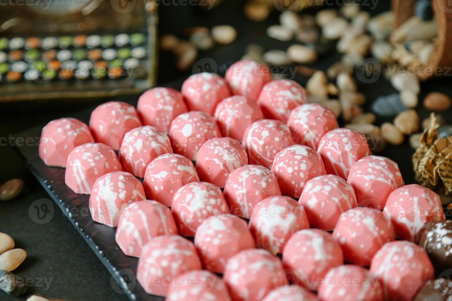 abondance de rose et blanc des sucreries orner une table photo