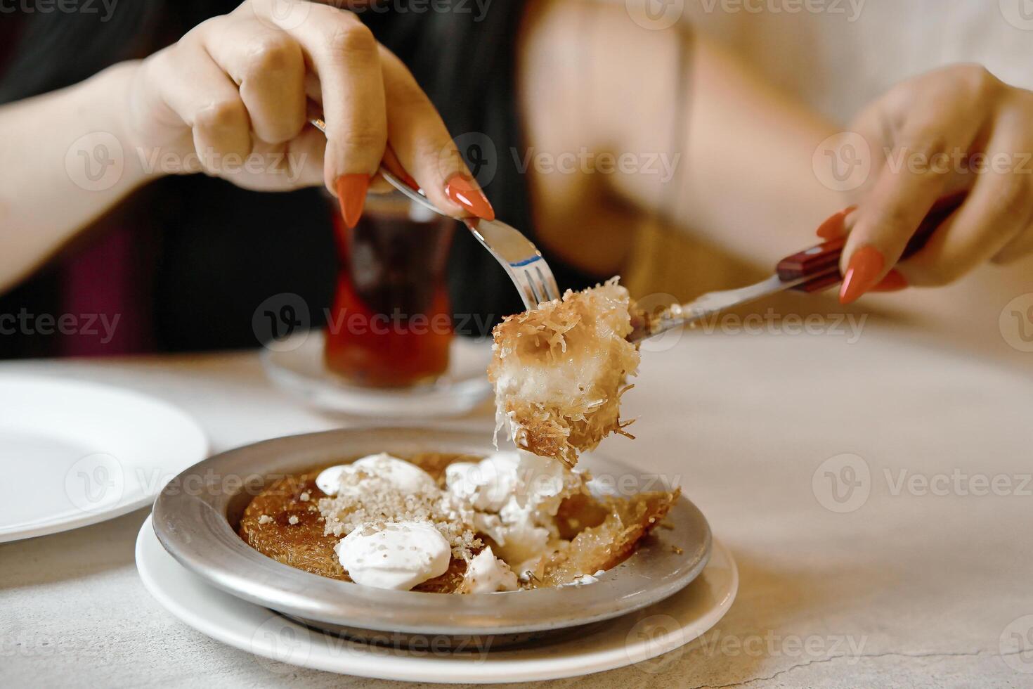 femme en mangeant une tranche de tarte avec une fourchette photo