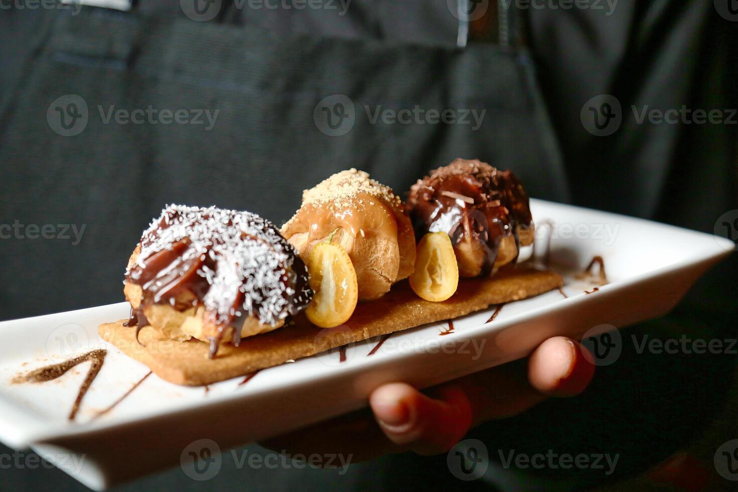 la personne en portant assiette avec assorti des pâtisseries photo