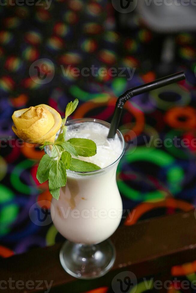 verre rempli avec Lait et une Jaune Rose photo