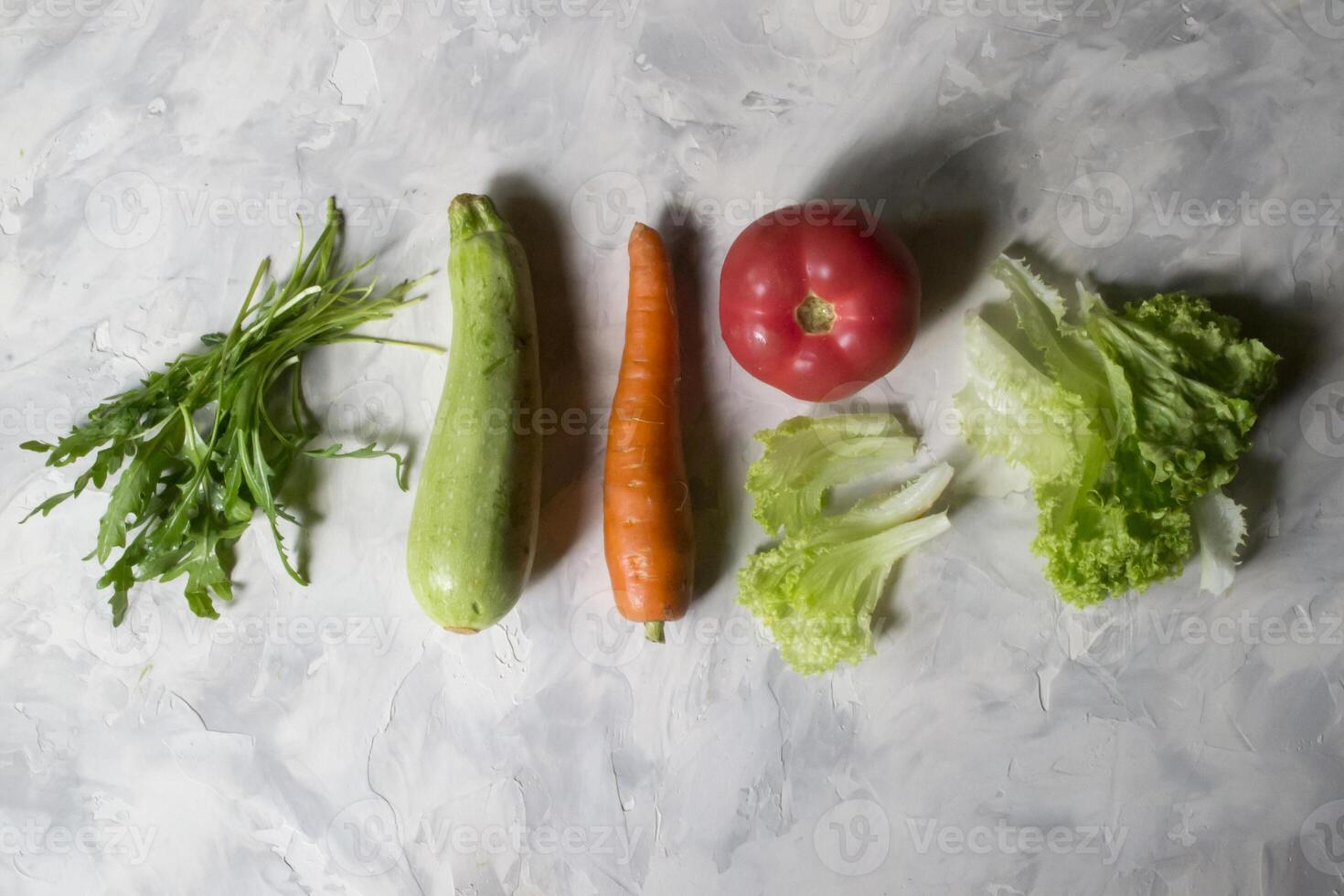 groupe de des légumes sur une cuisine tableau. Ingrédients pour cuisine salade. photo