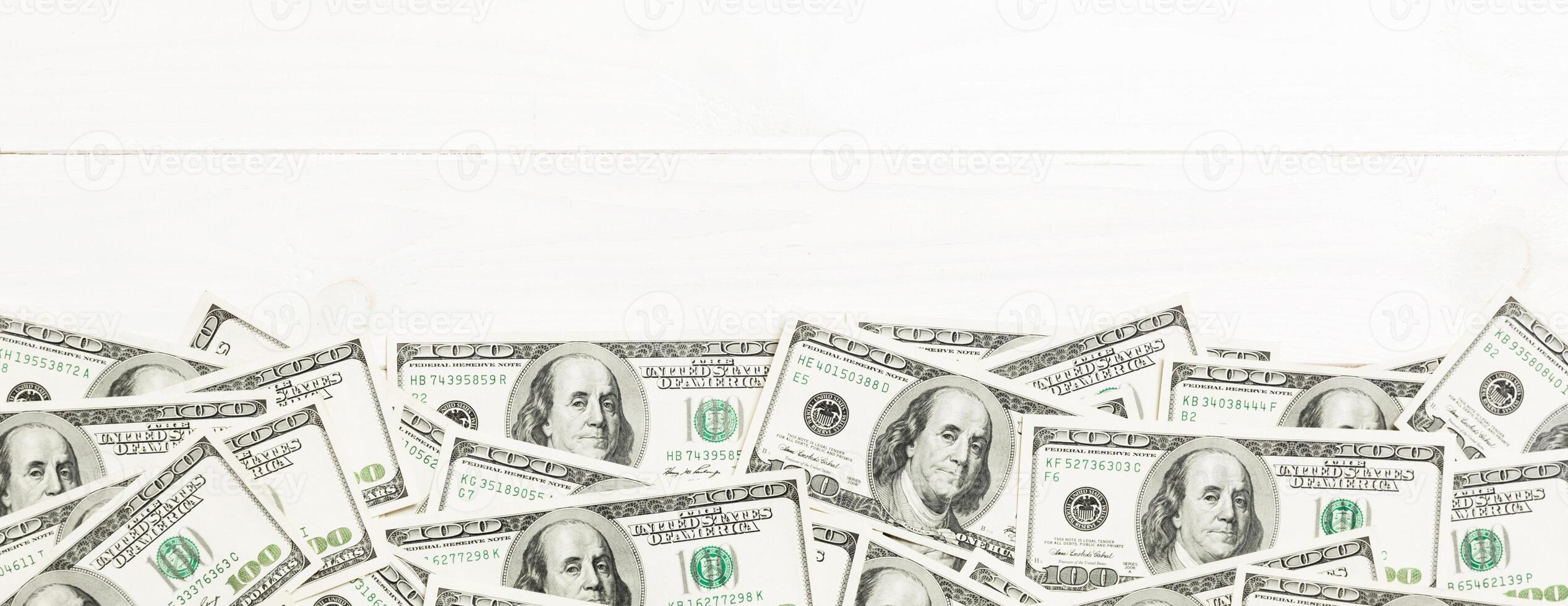 billets de banque vue de dessus sur un bureau coloré avec espace de copie sur le dessus. cent billets d'un dollar avec une pile d'argent au milieu. vue de dessus du concept d'entreprise photo
