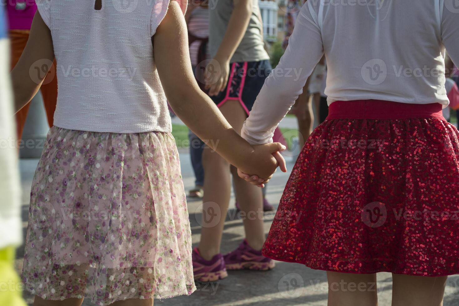 enfants se tenant la main. photo