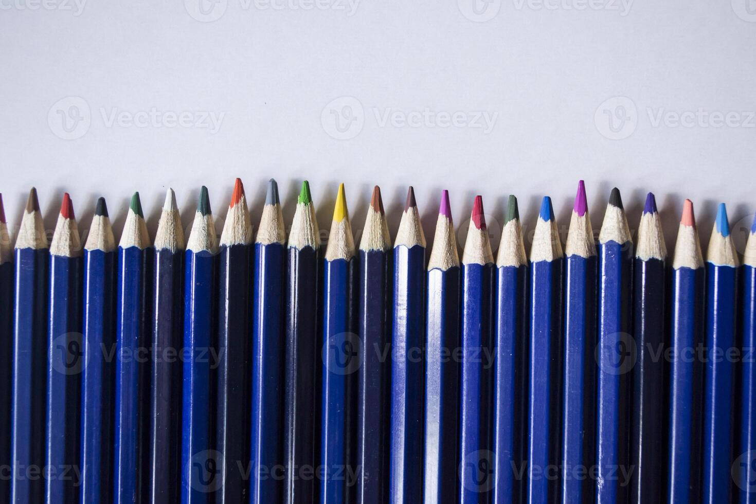 le ensemble de coloré des crayons proche en haut. photo