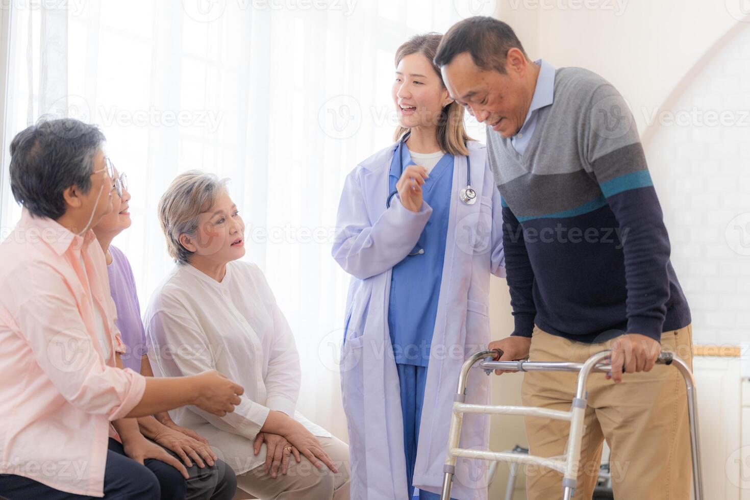 asiatique Jeune infirmière soutien Sénior plus âgée homme marcher avec marcheur. magnifique infirmière Aidez-moi et prendre se soucier. personnes âgées mature grand-père patient Faire physique thérapie avec une groupe de Sénior copains dans hôpital. photo