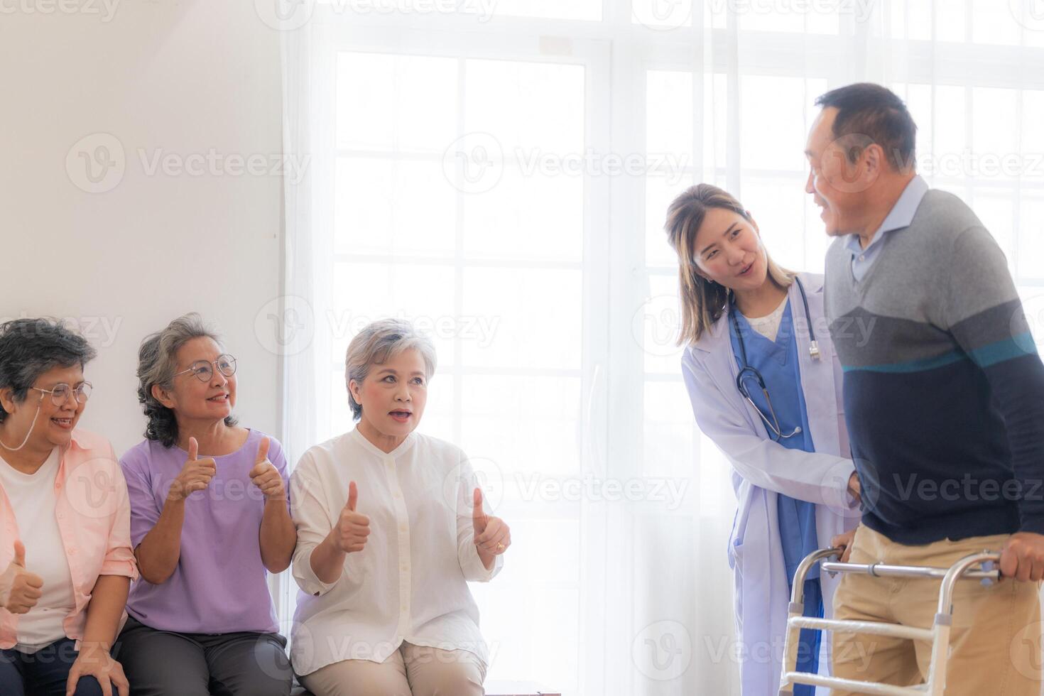 asiatique Jeune infirmière soutien Sénior plus âgée homme marcher avec marcheur. magnifique infirmière Aidez-moi et prendre se soucier. personnes âgées mature grand-père patient Faire physique thérapie avec une groupe de Sénior copains dans hôpital. photo