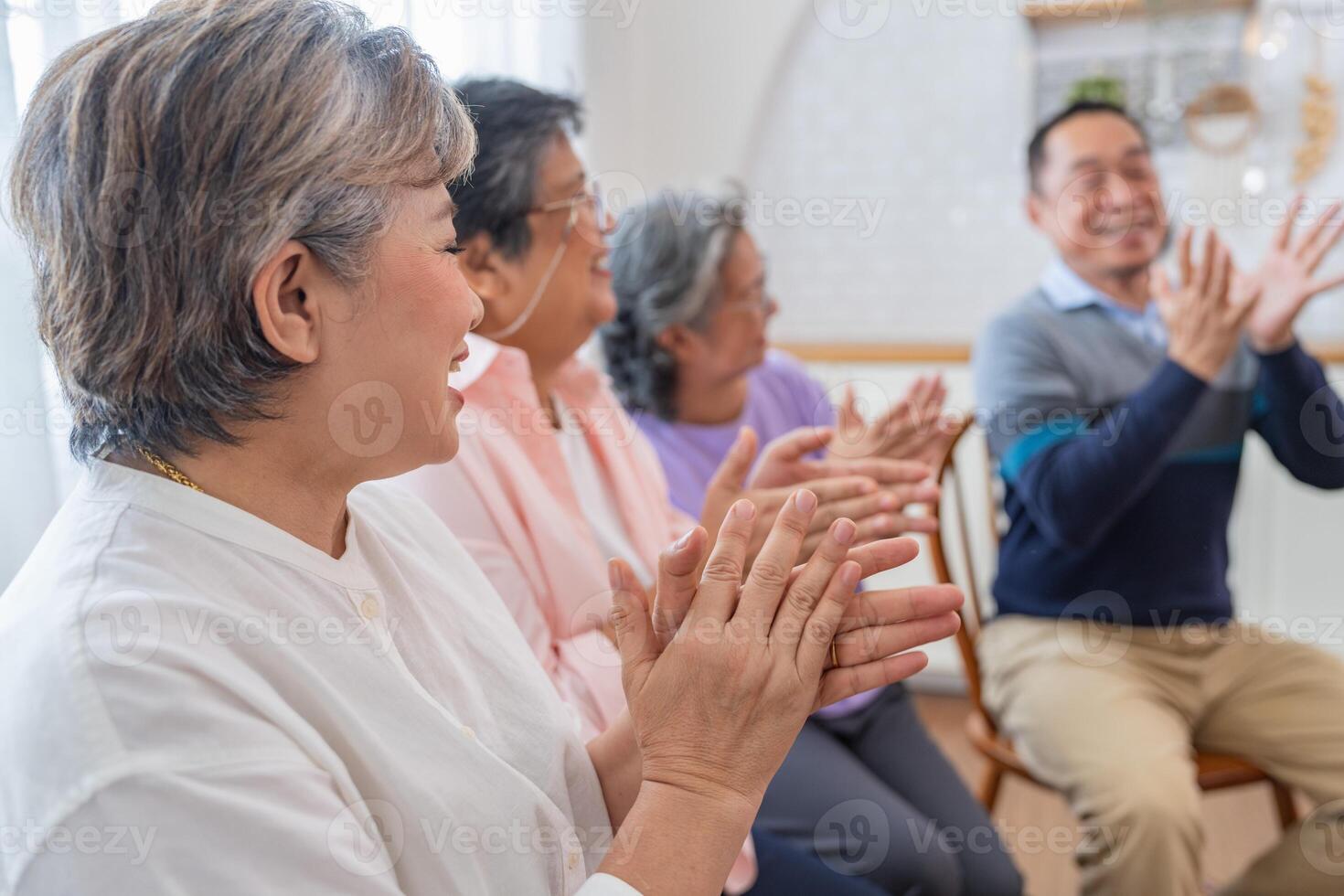 Sénior femelles et Masculin séance sur banc. plus âgée gens sont écoute et prendre plaisir réunion concentrer groupe à vivant chambre. joyeux insouciant retraité Sénior copains profiter relaxation à presque maison. photo