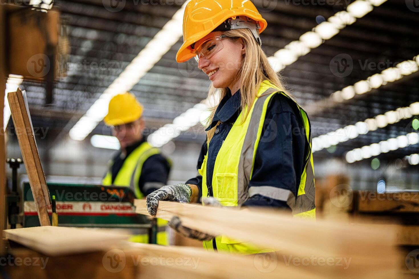 femme nettoyage Charpente bois dans foncé entrepôt industrie. équipe ouvrier Charpentier portant sécurité uniforme et difficile chapeau travail et vérification le qualité de en bois des produits à atelier fabrication. photo